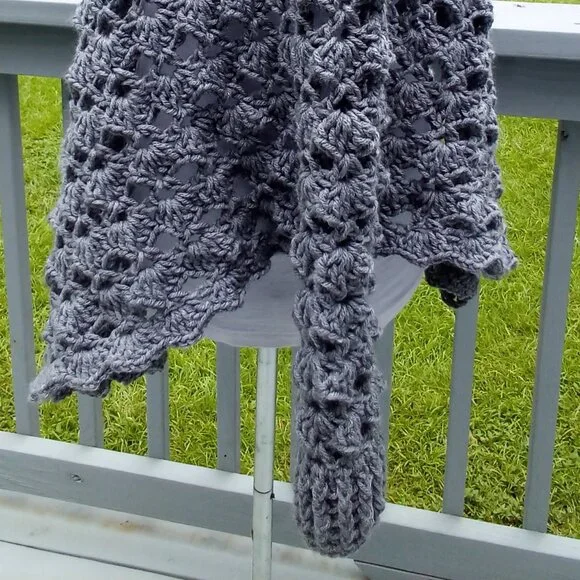 Hand Crafted Poncho w/sleeves size One-size, Color gray. - Picture 5 of 5